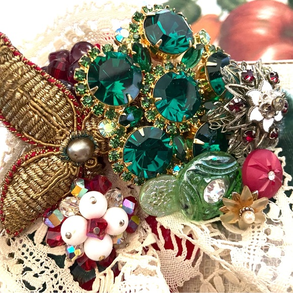 Christmas Lane Hope Chest Vintage Miniature, Vintage Lace, Jewel, Vestments, NEW - Picture 3 of 10